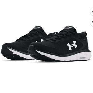 Under Armour men's / women's Charged Asset running shoes. Size 8.Black and White